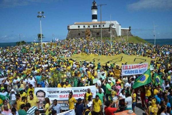 Жители Бразилии по всей стране вышли на улицы с требованием отставки президента Жители Бразилии по всей стране вышли на улицы с требованием отставки президента