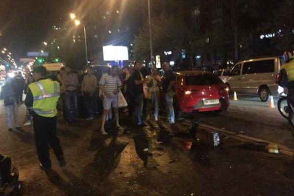 Масштабное ДТП с участием пяти авто произошло в Киеве, есть пострадавшие Масштабное ДТП с участием пяти авто произошло в Киеве, есть пострадавшие