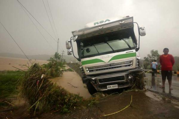 Мощный тайфун хозяйничает на Филиппинах, есть жертвы Мощный тайфун хозяйничает на Филиппинах, есть жертвы