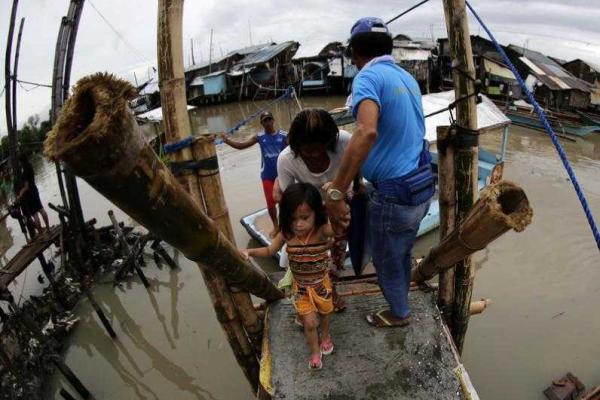 Мощный тайфун хозяйничает на Филиппинах, есть жертвы Мощный тайфун хозяйничает на Филиппинах, есть жертвы