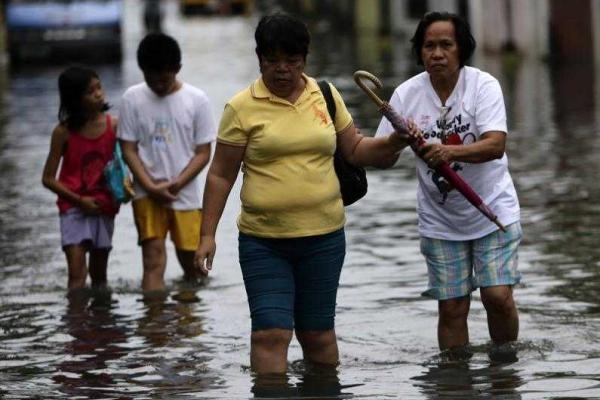 Мощный тайфун хозяйничает на Филиппинах, есть жертвы Мощный тайфун хозяйничает на Филиппинах, есть жертвы
