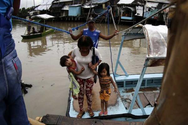 Мощный тайфун хозяйничает на Филиппинах, есть жертвы Мощный тайфун хозяйничает на Филиппинах, есть жертвы