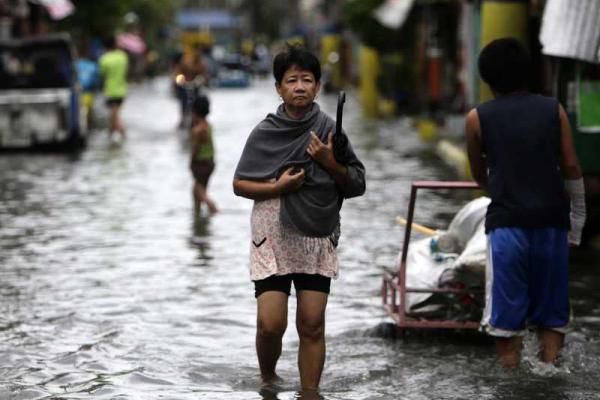 Мощный тайфун хозяйничает на Филиппинах, есть жертвы Мощный тайфун хозяйничает на Филиппинах, есть жертвы
