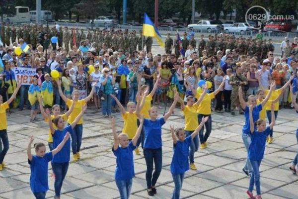 В Мариуполе торжественно и весело празднуют День Государственного флага 