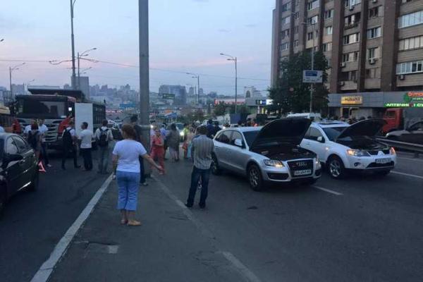 В Киеве вновь протестовали против незаконной застройки и перекрывали дорогу В Киеве вновь протестовали против незаконной застройки и перекрывали дорогу