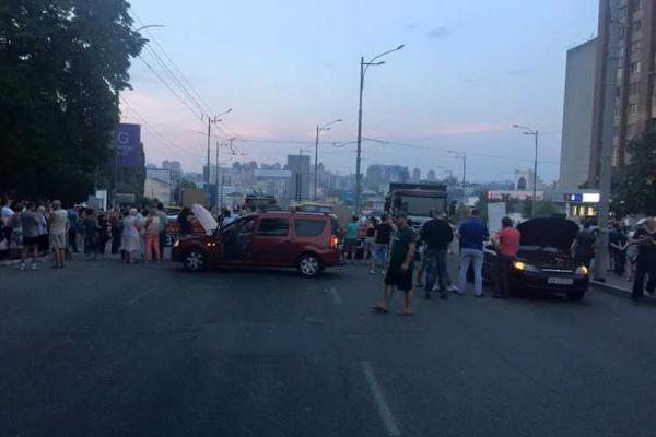 В Киеве вновь протестовали против незаконной застройки и перекрывали дорогу В Киеве вновь протестовали против незаконной застройки и перекрывали дорогу