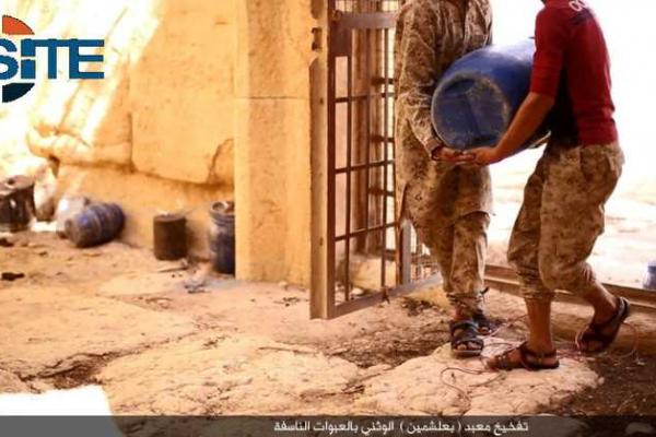 Боевики "ИГ" взорвали храм, основанный в I столетии н.э. и похвастались содеянным в Twitter Боевики "ИГ" взорвали храм, основанный в I столетии н.э. и похвастались содеянным в Twitter