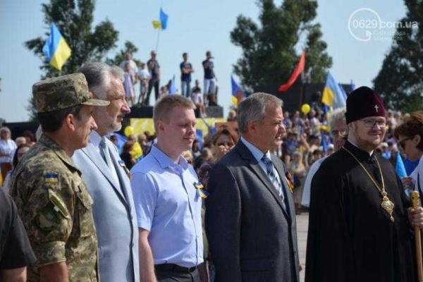 В Мариуполе торжественно и весело празднуют День Государственного флага 