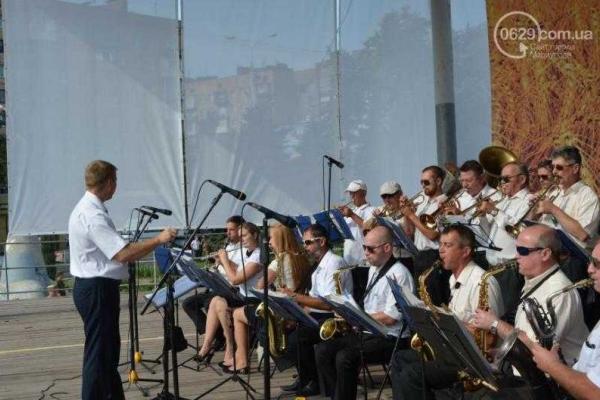 В Мариуполе торжественно и весело празднуют День Государственного флага 