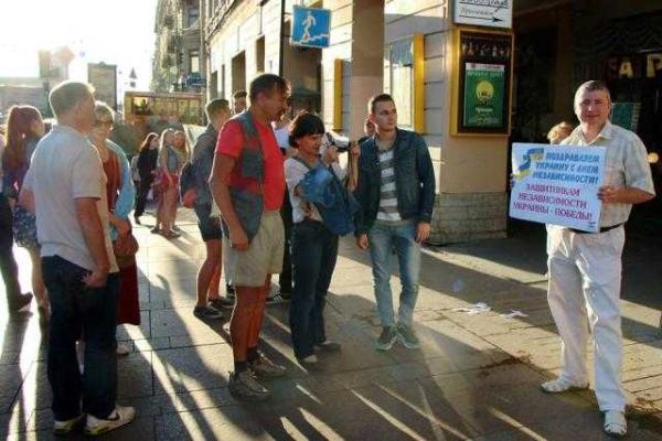 В Питере жители в центре города устроили скромное празднование Дня Независимости Украины В Питере жители в центре города устроили скромное празднование Дня Независимости Украины