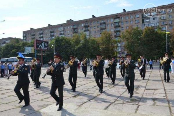 В Мариуполе торжественно и весело празднуют День Государственного флага 