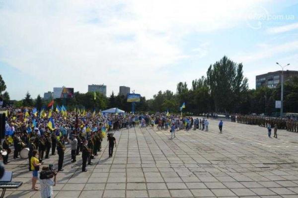 В Мариуполе торжественно и весело празднуют День Государственного флага 