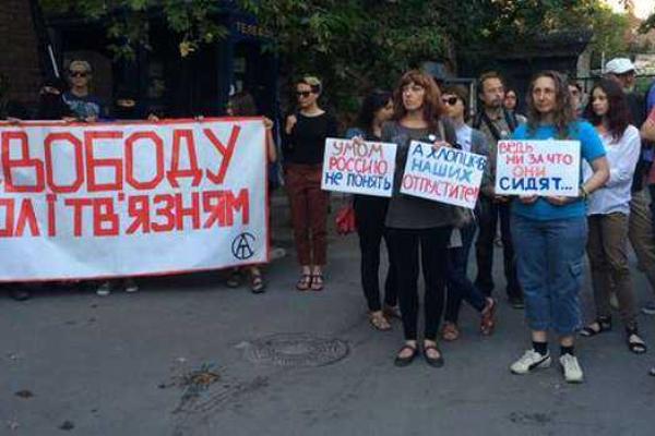 В Харькове под консульством РФ было "жарко": активисты вышли на пикет в поддержку политзаключенных В Харькове под консульством РФ было "жарко": активисты вышли на пикет в поддержку политзаключенных