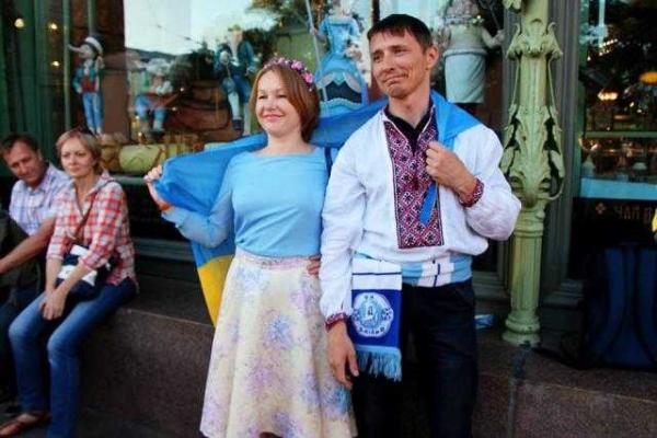 В Питере жители в центре города устроили скромное празднование Дня Независимости Украины В Питере жители в центре города устроили скромное празднование Дня Независимости Украины