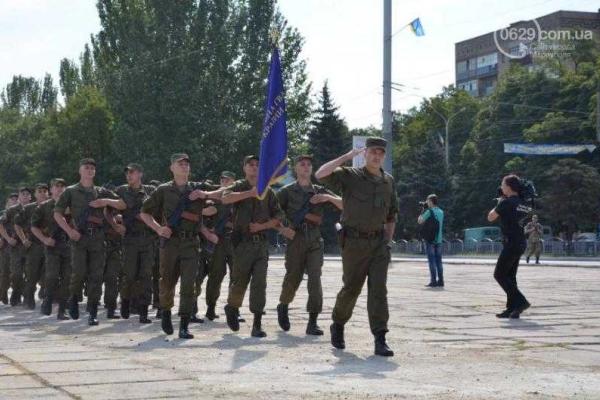 В Мариуполе торжественно и весело празднуют День Государственного флага 