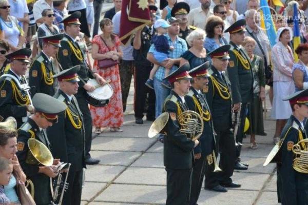 В Мариуполе торжественно и весело празднуют День Государственного флага 