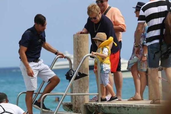 Элтон Джон отправился на отдых в Сен-Тропе с мужем и детьми Элтон Джон отправился на отдых в Сен-Тропе с мужем и детьми