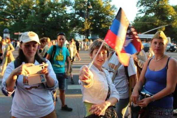 В Питере жители в центре города устроили скромное празднование Дня Независимости Украины В Питере жители в центре города устроили скромное празднование Дня Независимости Украины