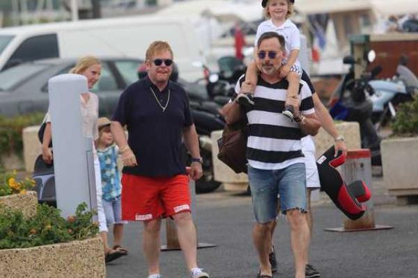 Элтон Джон отправился на отдых в Сен-Тропе с мужем и детьми Элтон Джон отправился на отдых в Сен-Тропе с мужем и детьми