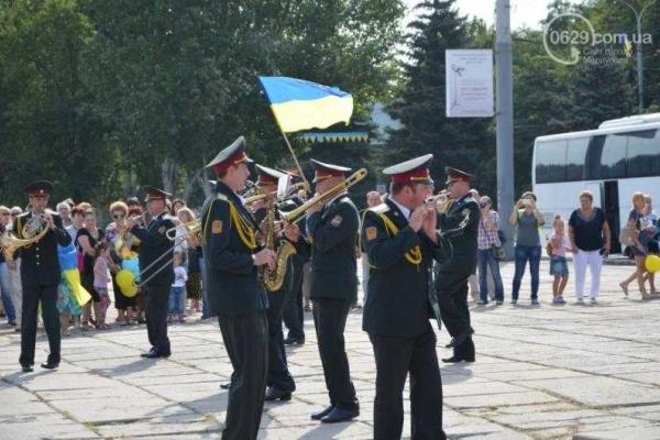 В Мариуполе торжественно и весело празднуют День Государственного флага 