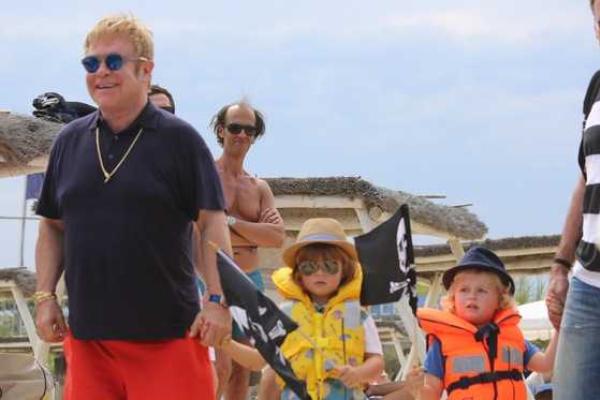 Элтон Джон отправился на отдых в Сен-Тропе с мужем и детьми Элтон Джон отправился на отдых в Сен-Тропе с мужем и детьми