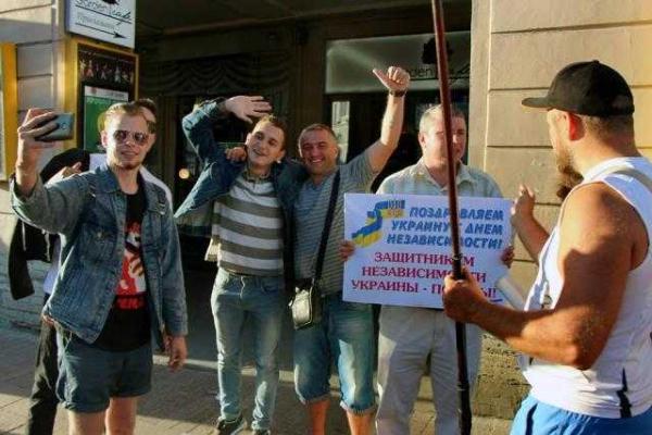 В Питере жители в центре города устроили скромное празднование Дня Независимости Украины В Питере жители в центре города устроили скромное празднование Дня Независимости Украины