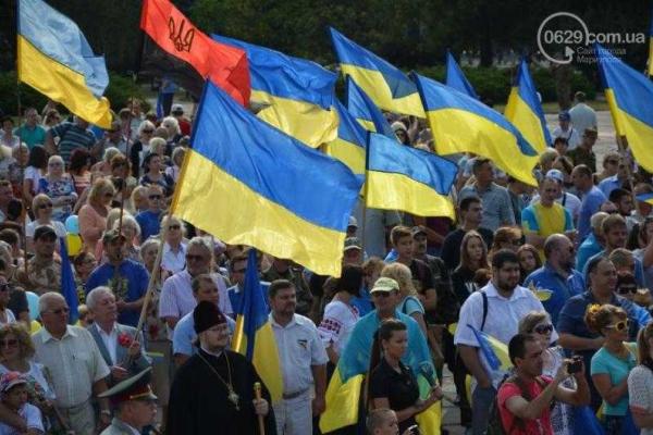 В Мариуполе торжественно и весело празднуют День Государственного флага 