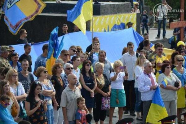 В Мариуполе торжественно и весело празднуют День Государственного флага 