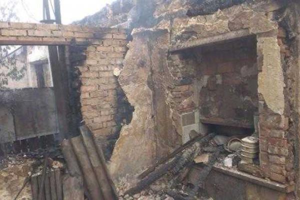 Последствия массированного обстрела боевиками мирного села Артемово Последствия массированного обстрела боевиками мирного села Артемово