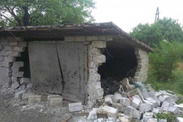 Последствия массированного обстрела боевиками мирного села Артемово Последствия массированного обстрела боевиками мирного села Артемово
