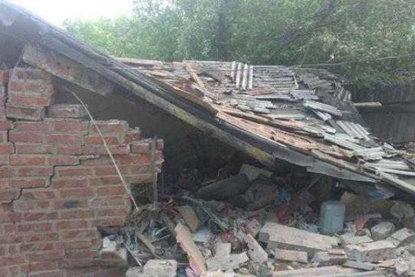 Последствия массированного обстрела боевиками мирного села Артемово Последствия массированного обстрела боевиками мирного села Артемово