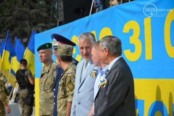 В Мариуполе торжественно и весело празднуют День Государственного флага 