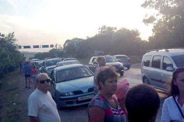 В Керчи ввели чрезвычайное положение: город оккупируют авто, желающие покинуть Крым В Керчи ввели чрезвычайное положение: город оккупируют авто, желающие покинуть Крым