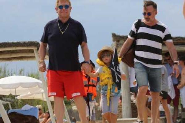 Элтон Джон отправился на отдых в Сен-Тропе с мужем и детьми Элтон Джон отправился на отдых в Сен-Тропе с мужем и детьми