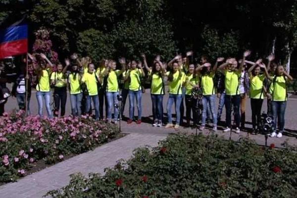В Донецке провели флэшмоб "Супергерои ЖКХ" В Донецке провели флэшмоб "Супергерои ЖКХ"
