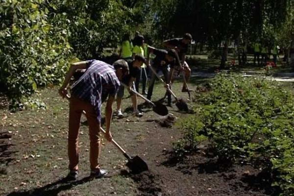 В Донецке провели флэшмоб "Супергерои ЖКХ" В Донецке провели флэшмоб "Супергерои ЖКХ"