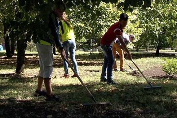 В Донецке провели флэшмоб "Супергерои ЖКХ" В Донецке провели флэшмоб "Супергерои ЖКХ"