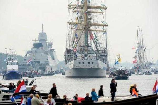 На парад в Амстердаме собралось более 50-ти исторических кораблей со всего мира На парад в Амстердаме собралось более 50-ти исторических кораблей со всего мира