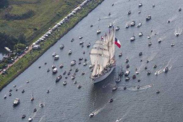 На парад в Амстердаме собралось более 50-ти исторических кораблей со всего мира На парад в Амстердаме собралось более 50-ти исторических кораблей со всего мира