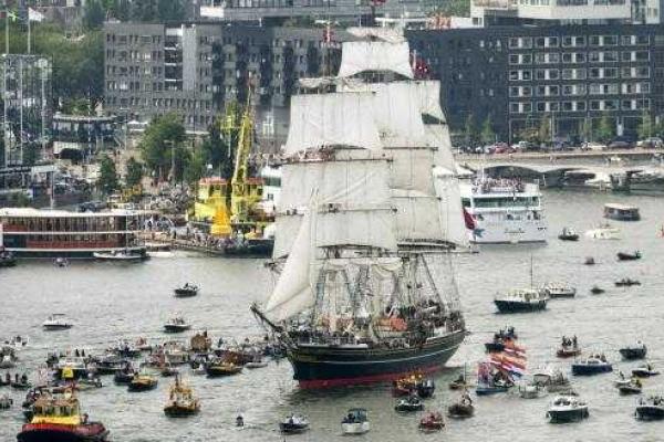 На парад в Амстердаме собралось более 50-ти исторических кораблей со всего мира На парад в Амстердаме собралось более 50-ти исторических кораблей со всего мира