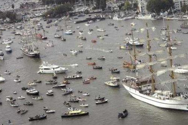 На парад в Амстердаме собралось более 50-ти исторических кораблей со всего мира На парад в Амстердаме собралось более 50-ти исторических кораблей со всего мира