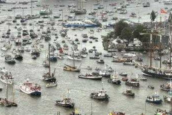 На парад в Амстердаме собралось более 50-ти исторических кораблей со всего мира На парад в Амстердаме собралось более 50-ти исторических кораблей со всего мира