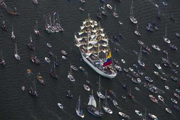 На парад в Амстердаме собралось более 50-ти исторических кораблей со всего мира На парад в Амстердаме собралось более 50-ти исторических кораблей со всего мира