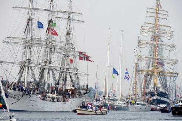 На парад в Амстердаме собралось более 50-ти исторических кораблей со всего мира На парад в Амстердаме собралось более 50-ти исторических кораблей со всего мира