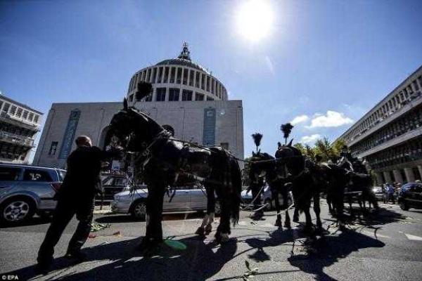 В Риме похороны босса итальянской мафии превратились в настоящее голливудское шоу