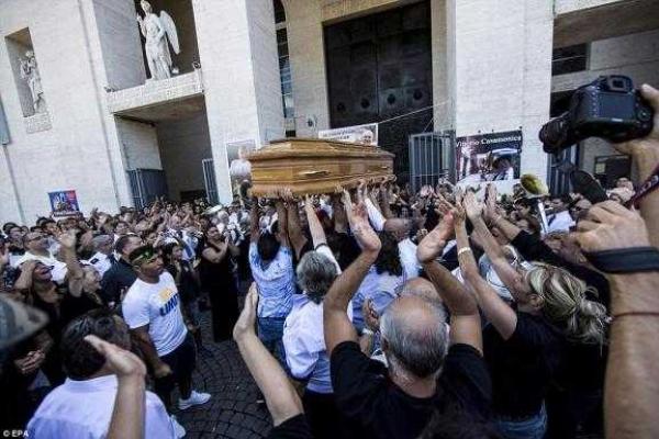 В Риме похороны босса итальянской мафии превратились в настоящее голливудское шоу