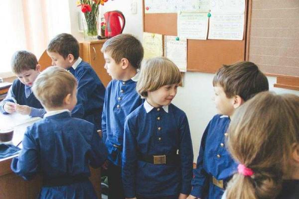 Севастопольских старшеклассников оденут в гимнастерки и девичьи фартуки Севастопольских старшеклассников оденут в гимнастерки и девичьи фартуки
