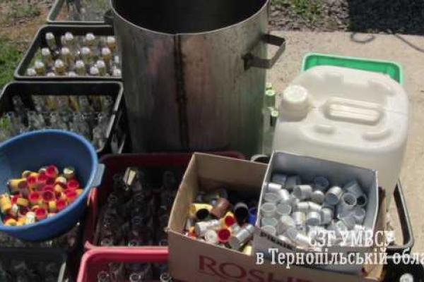 Подпольную винокурню по изготовлению "фирменной" водки выявили на Тернопольщине Подпольную винокурню по изготовлению "фирменной" водки выявили на Тернопольщине