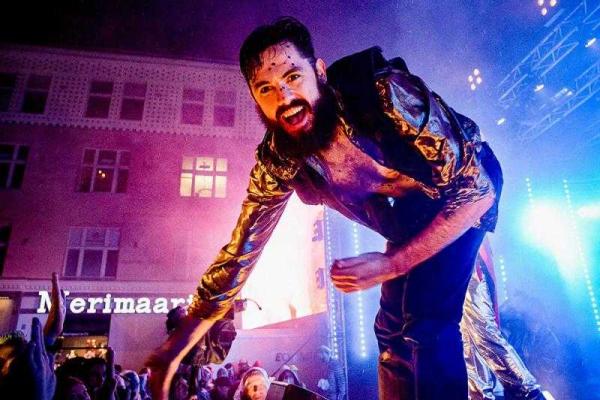 Россиянин стал победителем чемпионата мира по игре на воображаемой гитаре