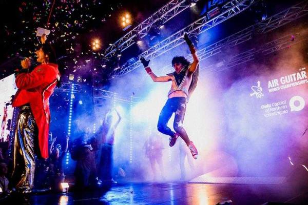 Россиянин стал победителем чемпионата мира по игре на воображаемой гитаре